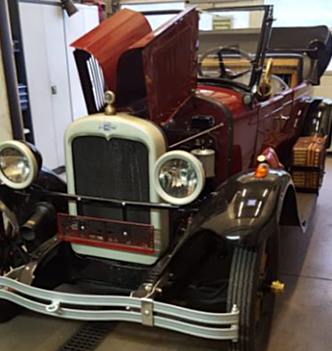 Klassischer Vorkriegs-Oldtimer in Restaurierung