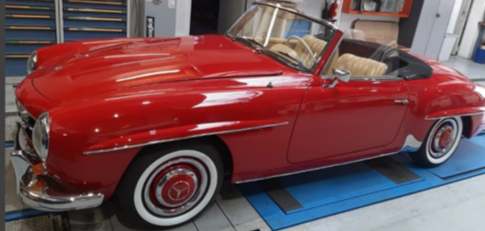 Roter Mercedes 190SL — Profilansicht in der Werkstatt